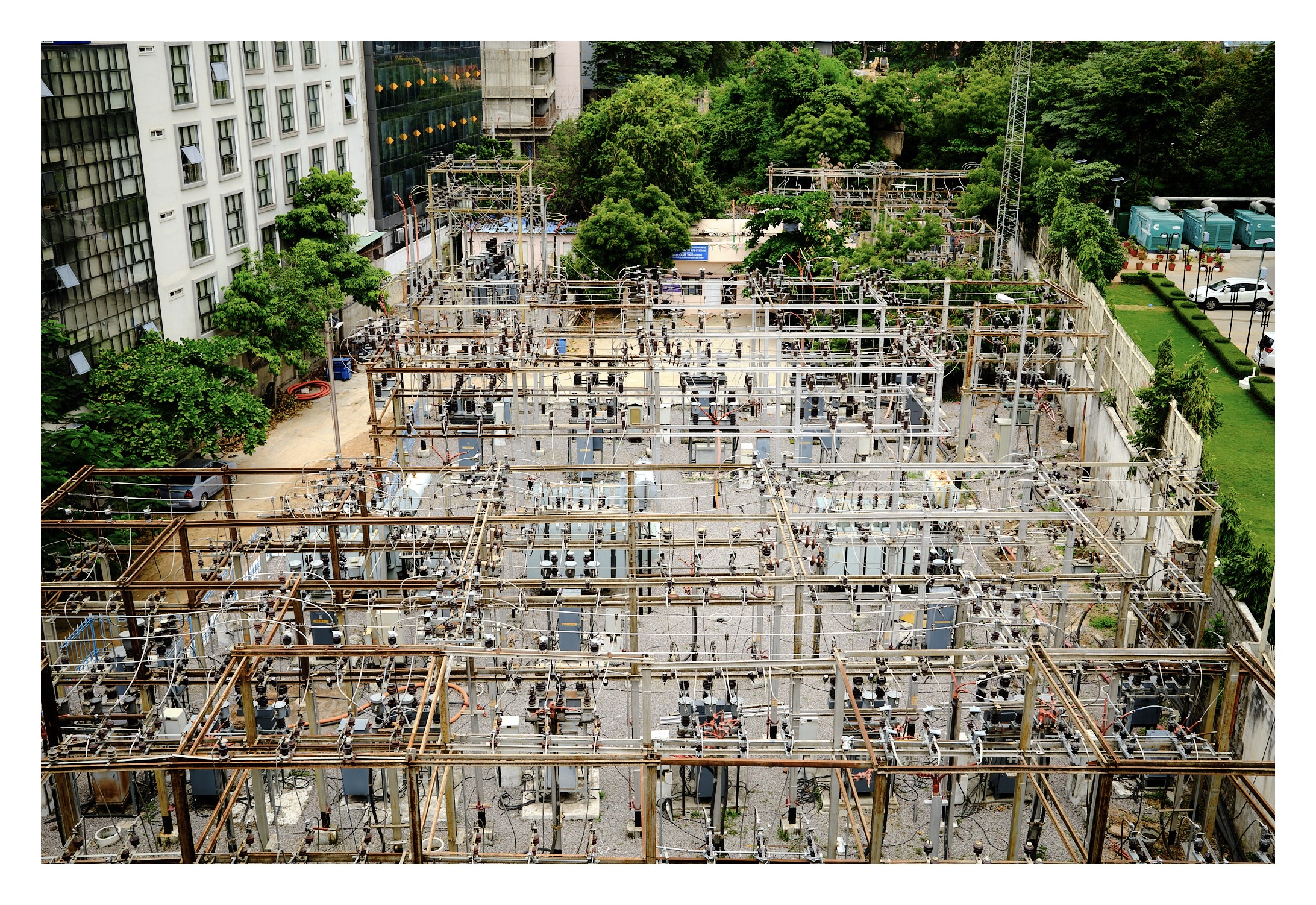 Photo of the Electric transmission and the wires next to the metro station