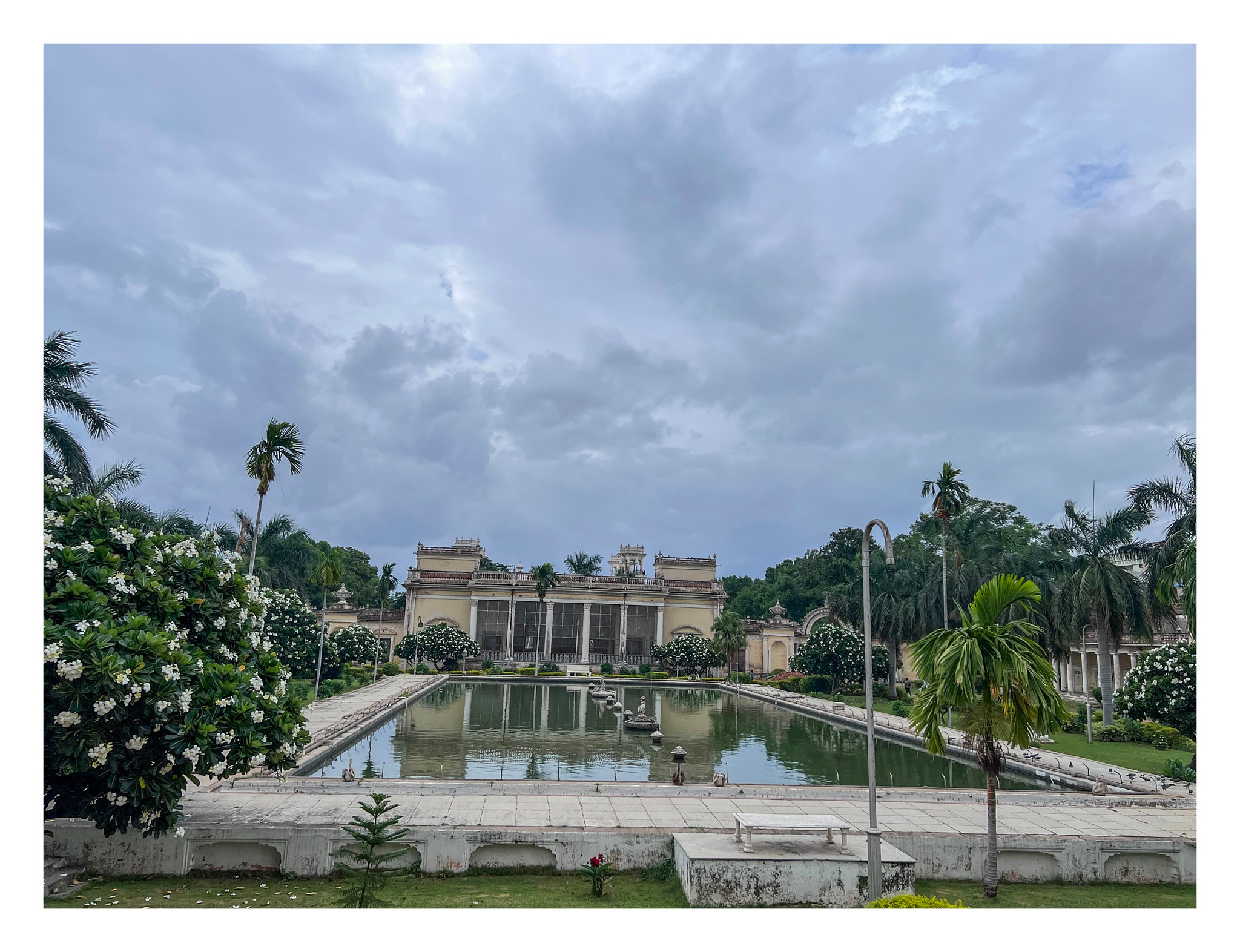 the fountain and small pond between two palaces- Aftab mahal and Tahniyat Mahal