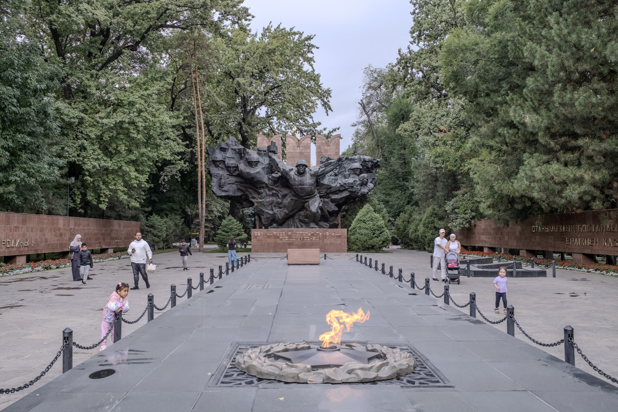 monument of soldiers