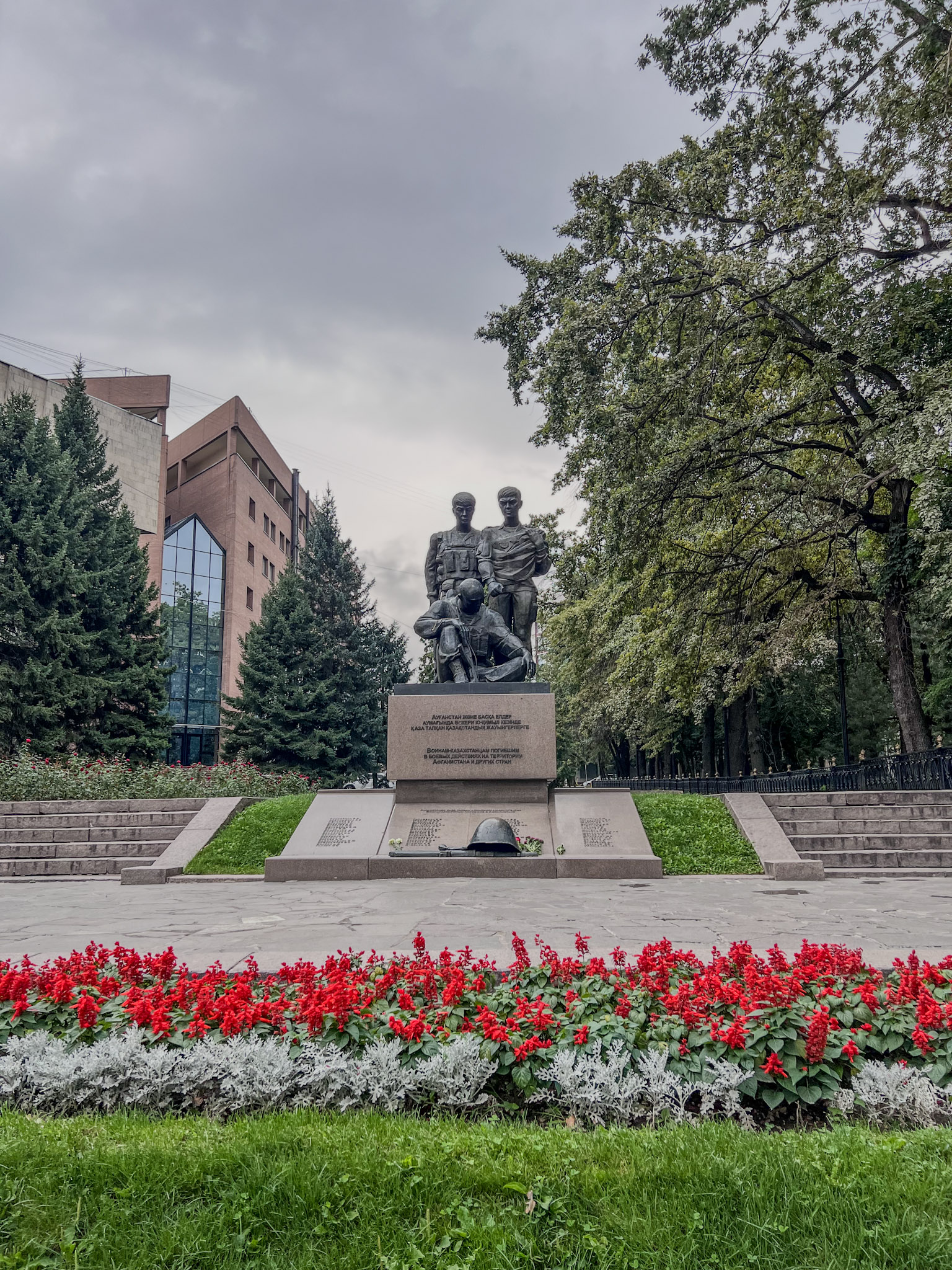 monument of soldiers