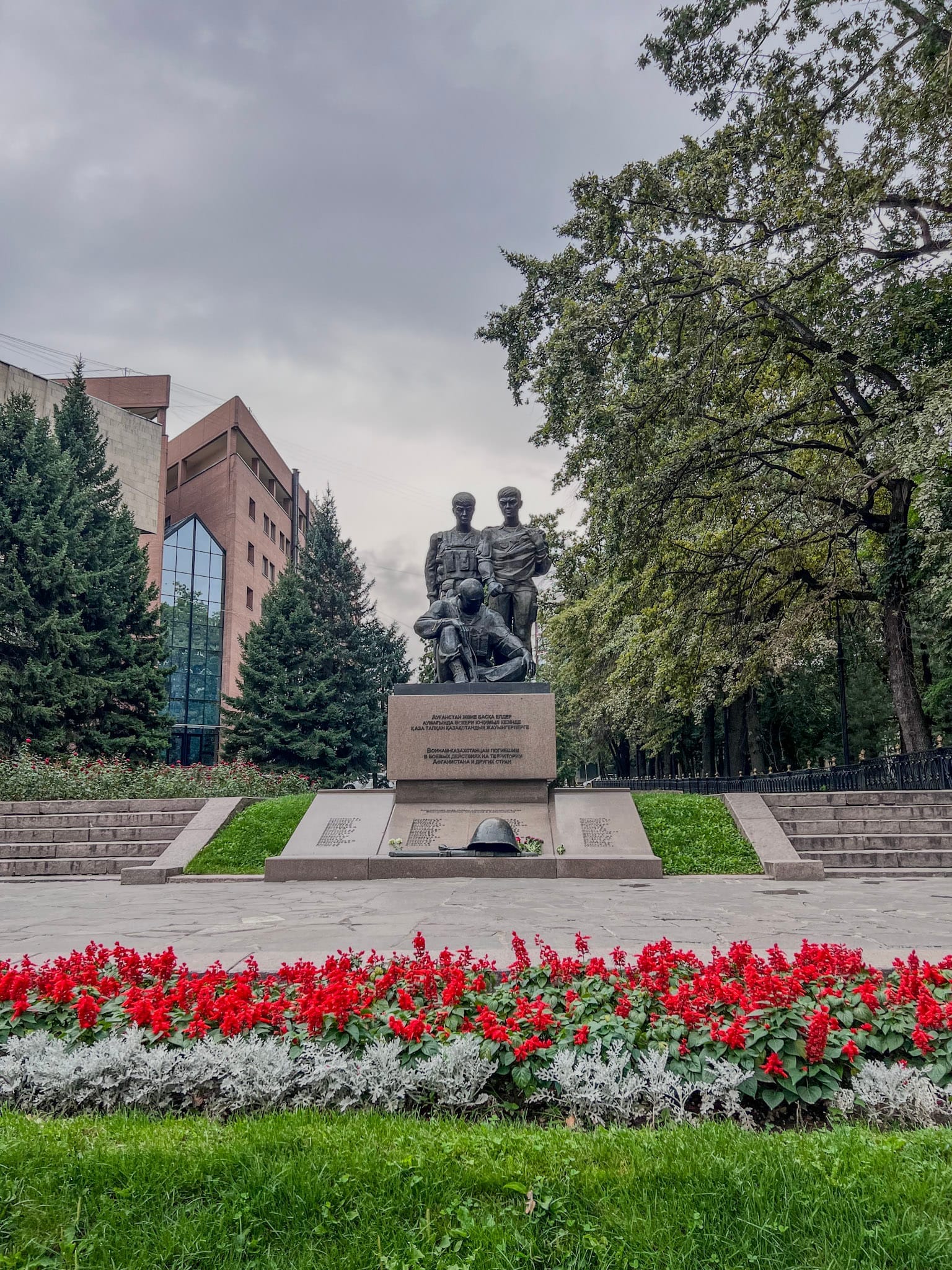 monument of soldiers